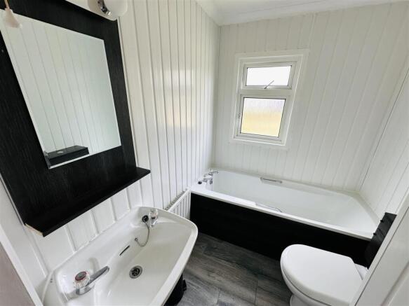3 bed Park Home for sale Image 4