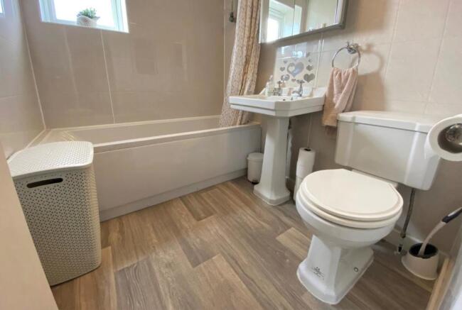 Bathroom 1.jpg