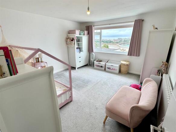 Second Floor Flat, 12a Cliff Road Lounge