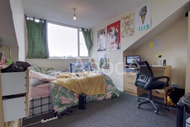 4 bed House to rent Image 6