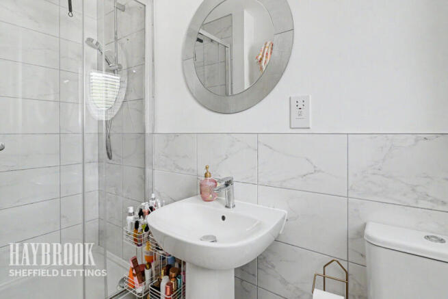 4 bed Semi-Detached to rent Image 9