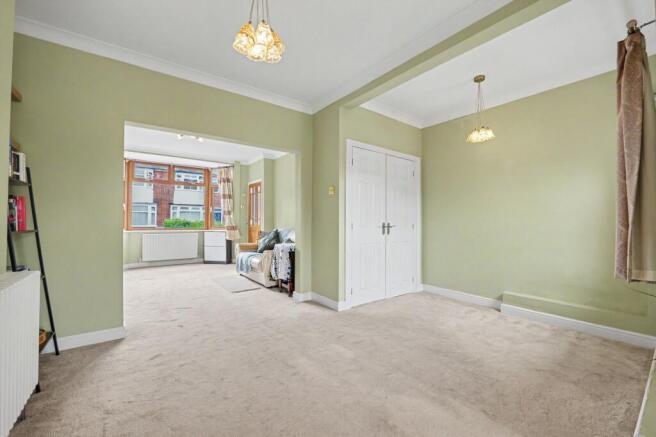 SPACIOUS OPEN PLAN LOUNGE AND DINING ROOM