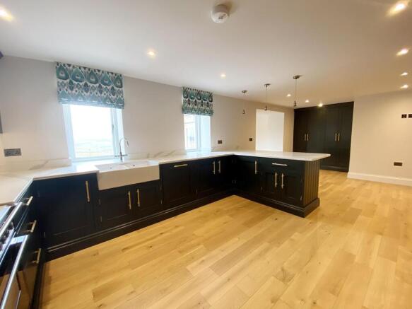 4 bed Mews to rent Image 6