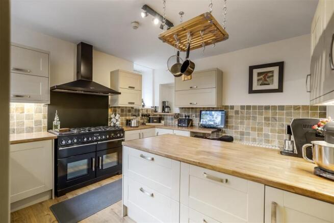 7 bed Detached for sale Image 11