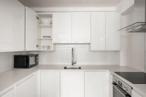 110, 2 Marlyn Lodge, Portsoken Street, London E1 8RB