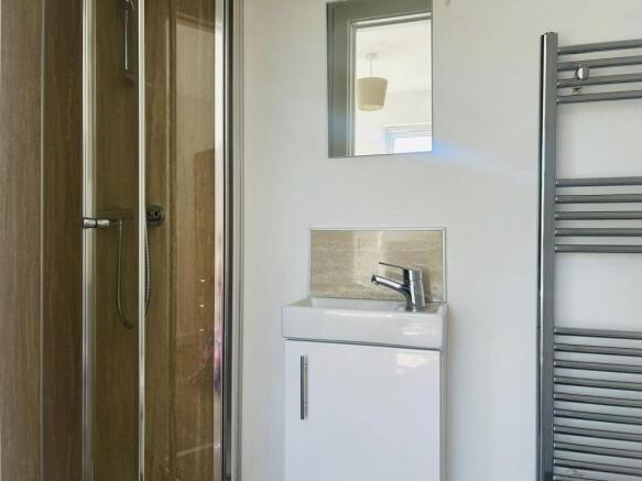 2 bed Ground Flat to rent Image 6
