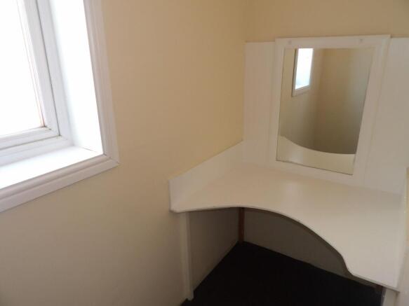 2 bed Terraced to rent Image 6