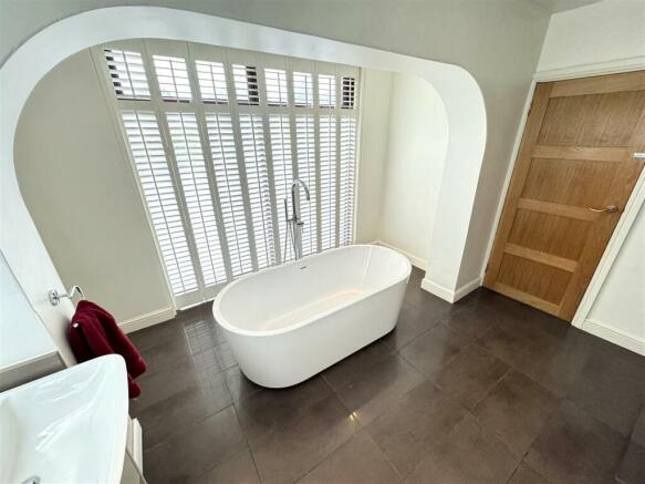 LUXURIOUS FAMILY BATHROOM