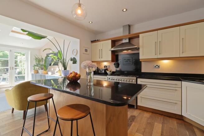 5 bed Semi-Detached for sale Image 5