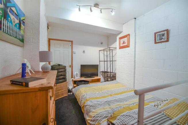 GARAGE/BED 4