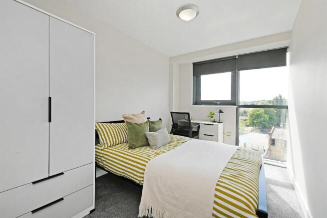 4 bed Apartment to rent Image 6