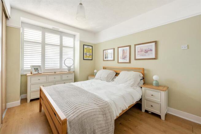Churchfields, E18