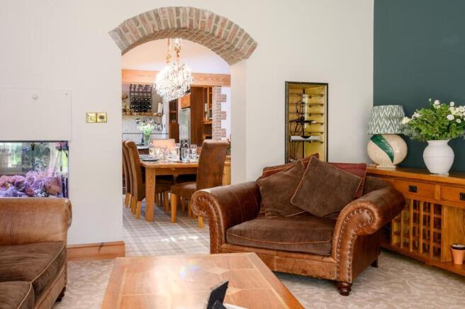 5 bed House for sale Image 8
