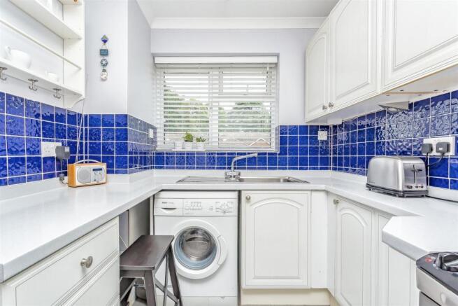flat-courtlands-crescent-banstead-1009.jpg