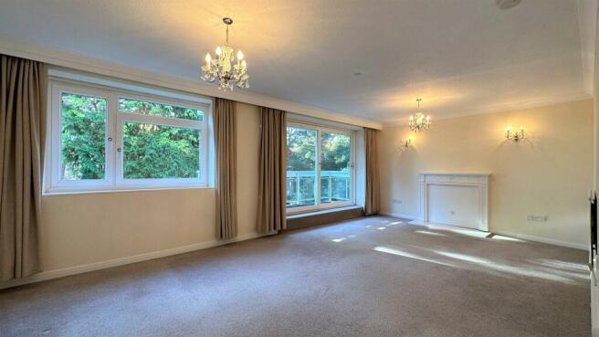 Lounge/Dining Area