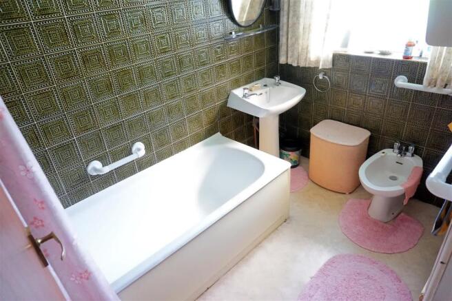 FULLY TILED BATHROOM
