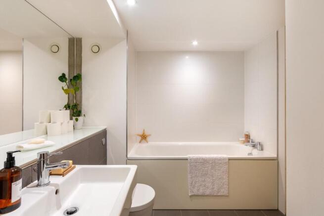 2L1S0BH - Bathroom B.jpg