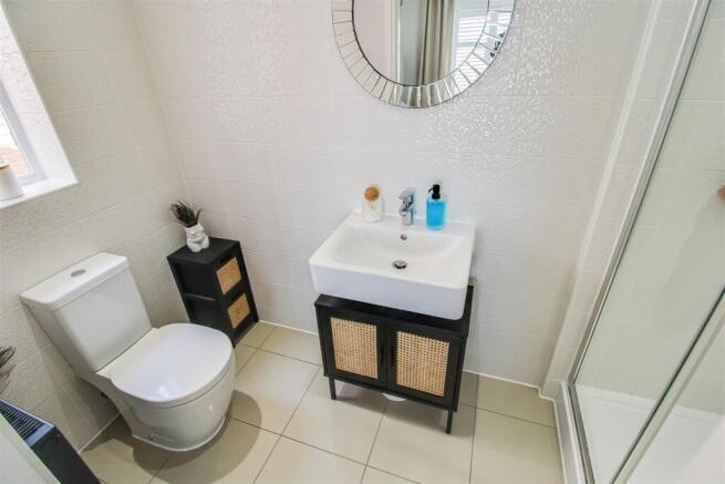 4 bed Detached for sale Image 11