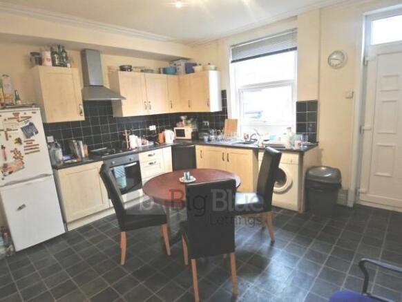 4 bed Terraced to rent Image 5