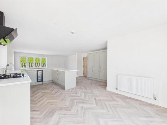 4 bed Detached Bungalow for sale Image 4