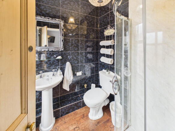 6 bed Semi-Detached for sale Image 11