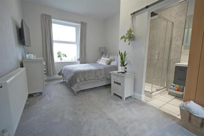 4 bed Semi-Detached for sale Image 11