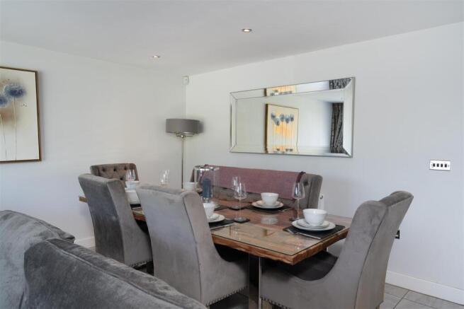 5 bed Detached for sale Image 4