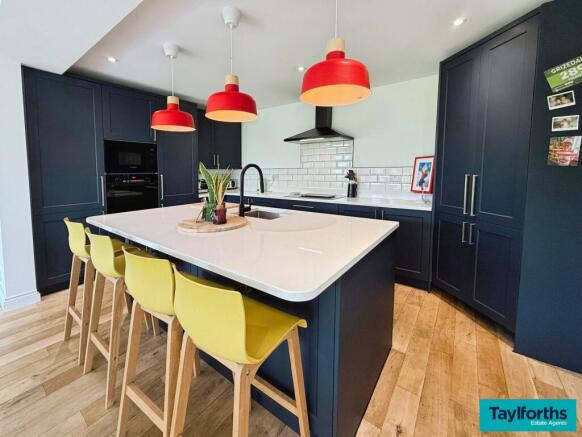 5 bed Detached for sale Image 4