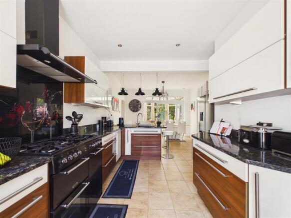4 bed Detached Bungalow for sale Image 7