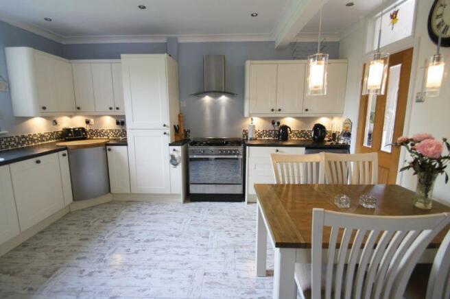KITCHEN/BREAKFAST
