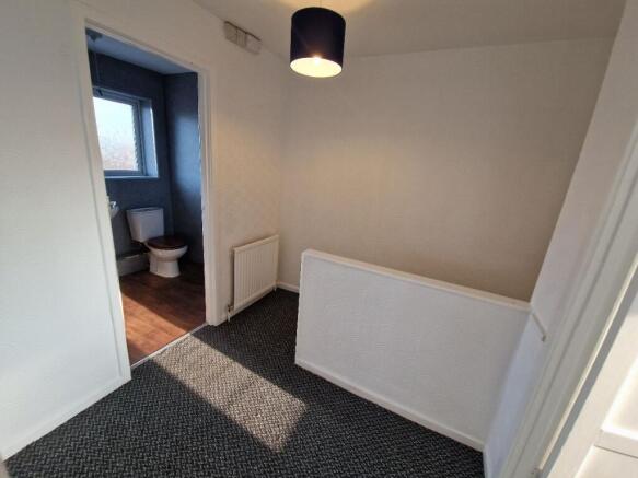 3 bed Flat to rent Image 12