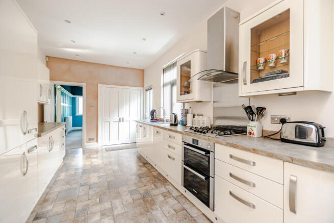 4 bed Detached for sale Image 9