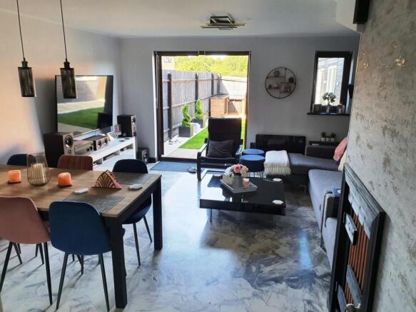 DINING/FAMILY AREA
