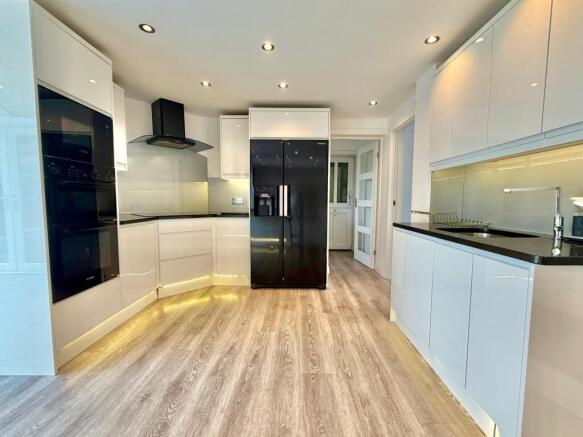 6 bed Detached to rent Image 9
