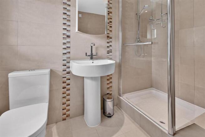 5 bed Detached for sale Image 11