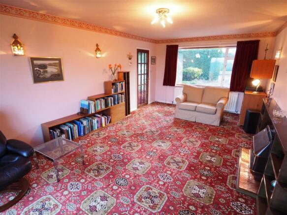 Well Proportioned Lounge 678