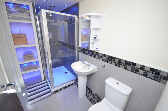 MODERN EN-SUITE S...
