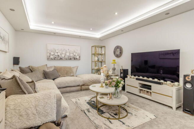 4 bed Detached for sale Image 8