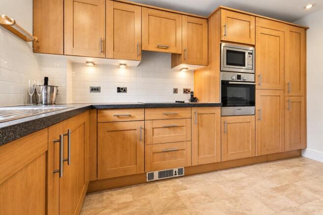 Ben Rhydding Drive, Ilkley, West Yorkshire, LS29 photo 4