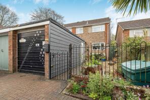 25, Chestnut Close, Alton GU34 2AU