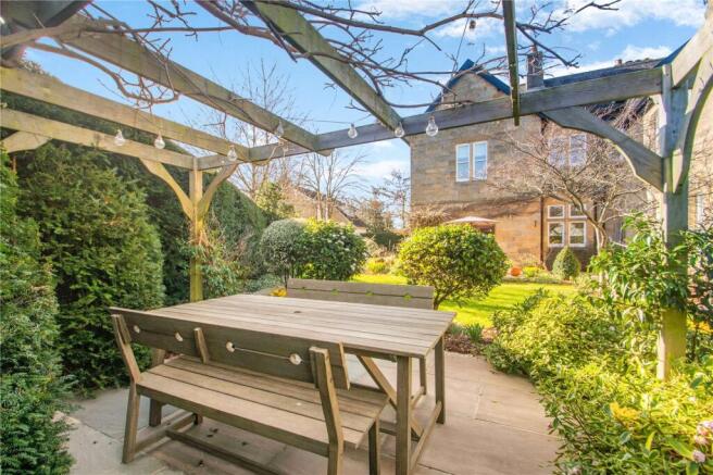 6 bed Detached for sale Image 11