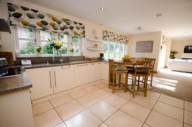 BREAKFAST KITCHEN / FAMILY ROOM
