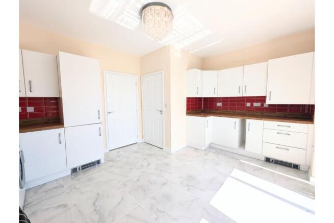 4 bed Semi-Detached for sale Image 2
