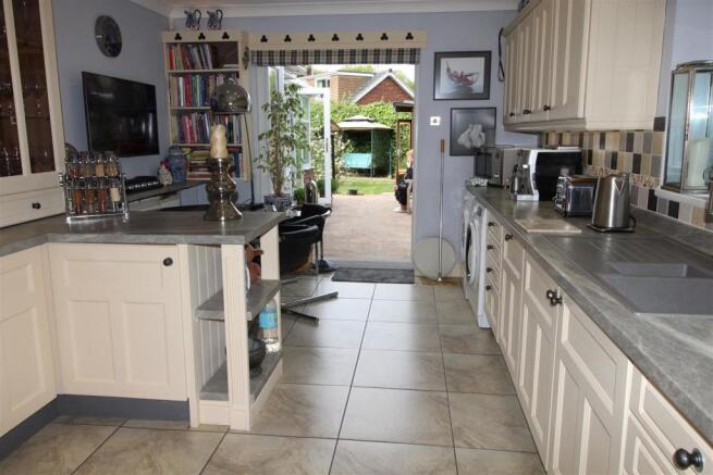 FITTED KITCHEN