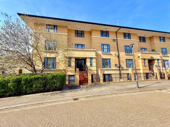 2-bed flat on North Third Street, Milton Keynes, MK9, £150,000