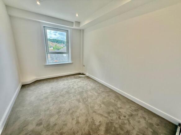 3 bed Apartment to rent Image 4