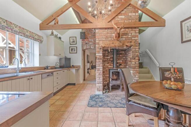 6 bed Detached for sale Image 4