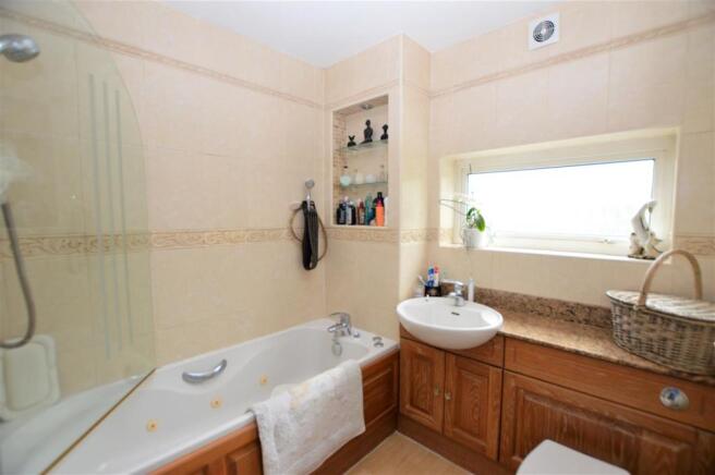 44 Lyndhurst Ave bath.JPG