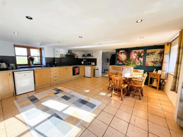 OPEN PLAN LIVING AREA