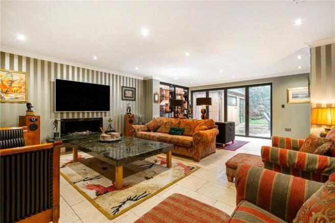 5 bed Detached for sale Image 7